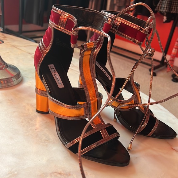 Gently used women’s high pumps. Gold and burgundy size 9 - Picture 2 of 4